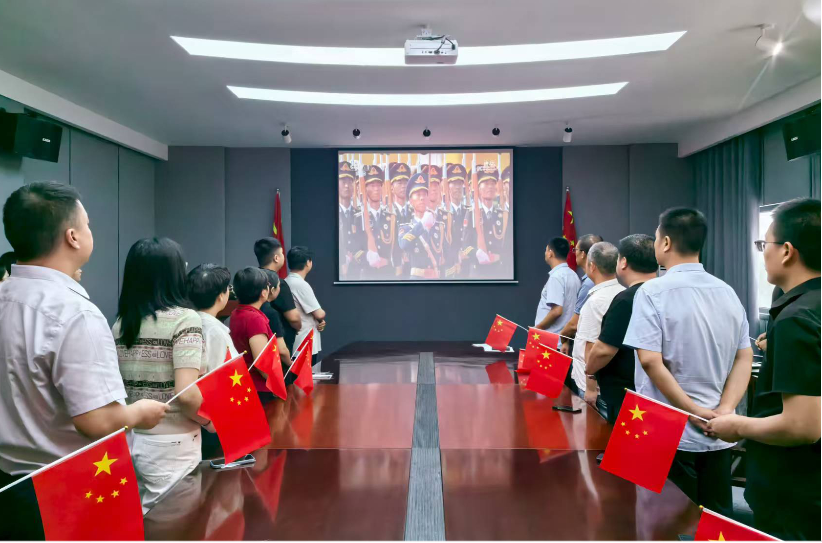 河南鴻宸建設(shè)有限公司組織觀看紀(jì)念中國人民抗日戰(zhàn)爭暨世界反法西斯戰(zhàn)爭勝利80周年大會及閱兵活動